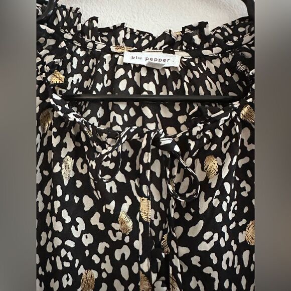 NWT Blu Pepper Bishop Tie Neck Top with Gold Design size Small - Picture 8 of 12